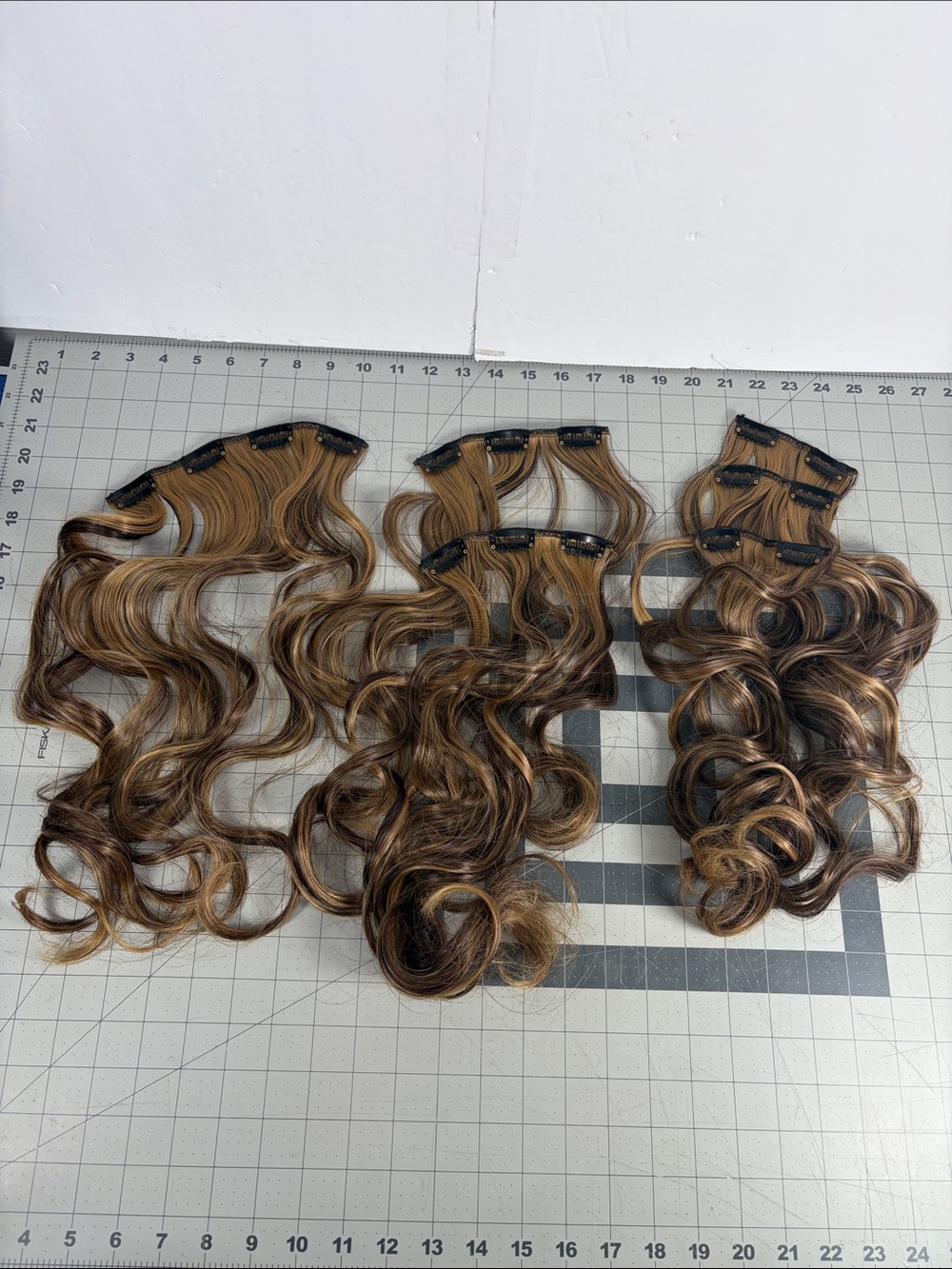 Synthetic Clip In Hair Extensions 6 pieces Brown Caramel Blonde Highlighted 24”